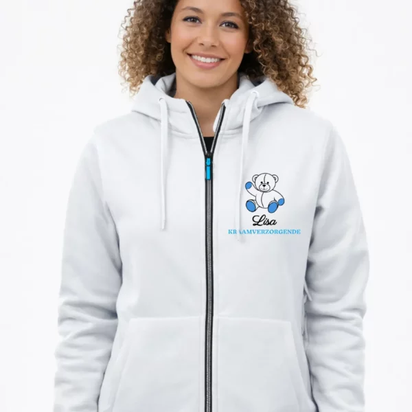 gepersonaliseerde dames hoodie wit met naam Lisa en functie kraamverzorgende geborduurd