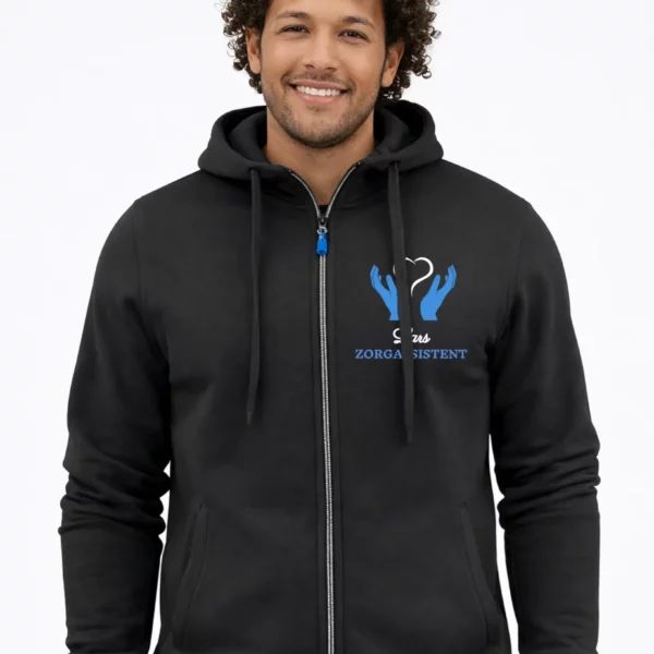gepersonaliseerde heren hoodie zwart met naam Lars en functie zorgassistent geborduurd