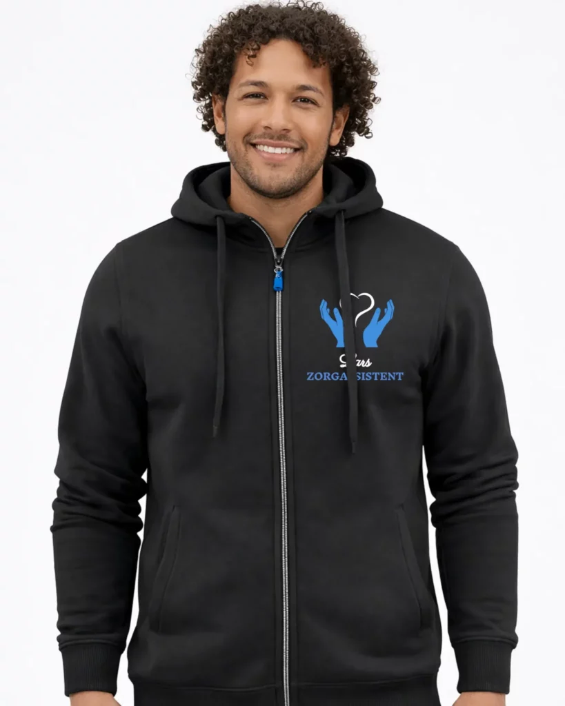 gepersonaliseerde heren hoodie zwart met naam Lars en functie zorgassistent geborduurd